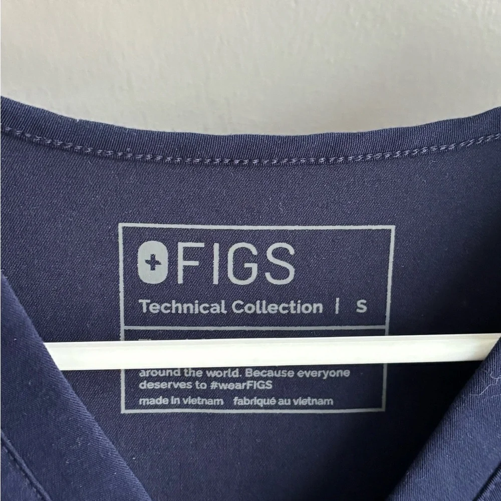 Figs Women's Navy Short Scrub Top - Picture 2 of 3